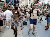 New Yorkers Strip to Underpants to Create World Record